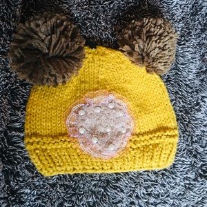NWOT cute yellow hat.